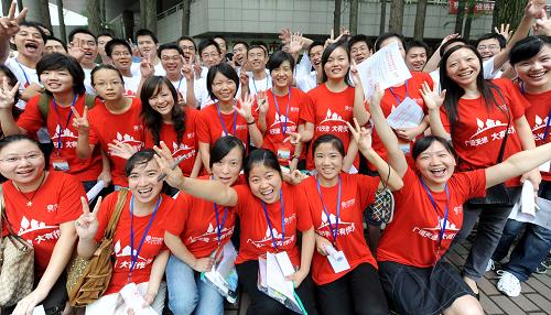 7月31日,即将到武汉市远郊区村级岗位任职的大学生们行前合影。新华社记者 程敏 摄