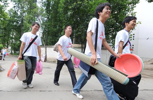 7月31日,即将前往农村基层任职的大学生们搬着行李准备赴任。当日,湖北省第二批选聘到农村任职的865名高校毕业生结束在武汉进行的培训,开始奔赴该省各地的村级岗位,开始他们的“村官”任职。新华社记者 程敏 摄